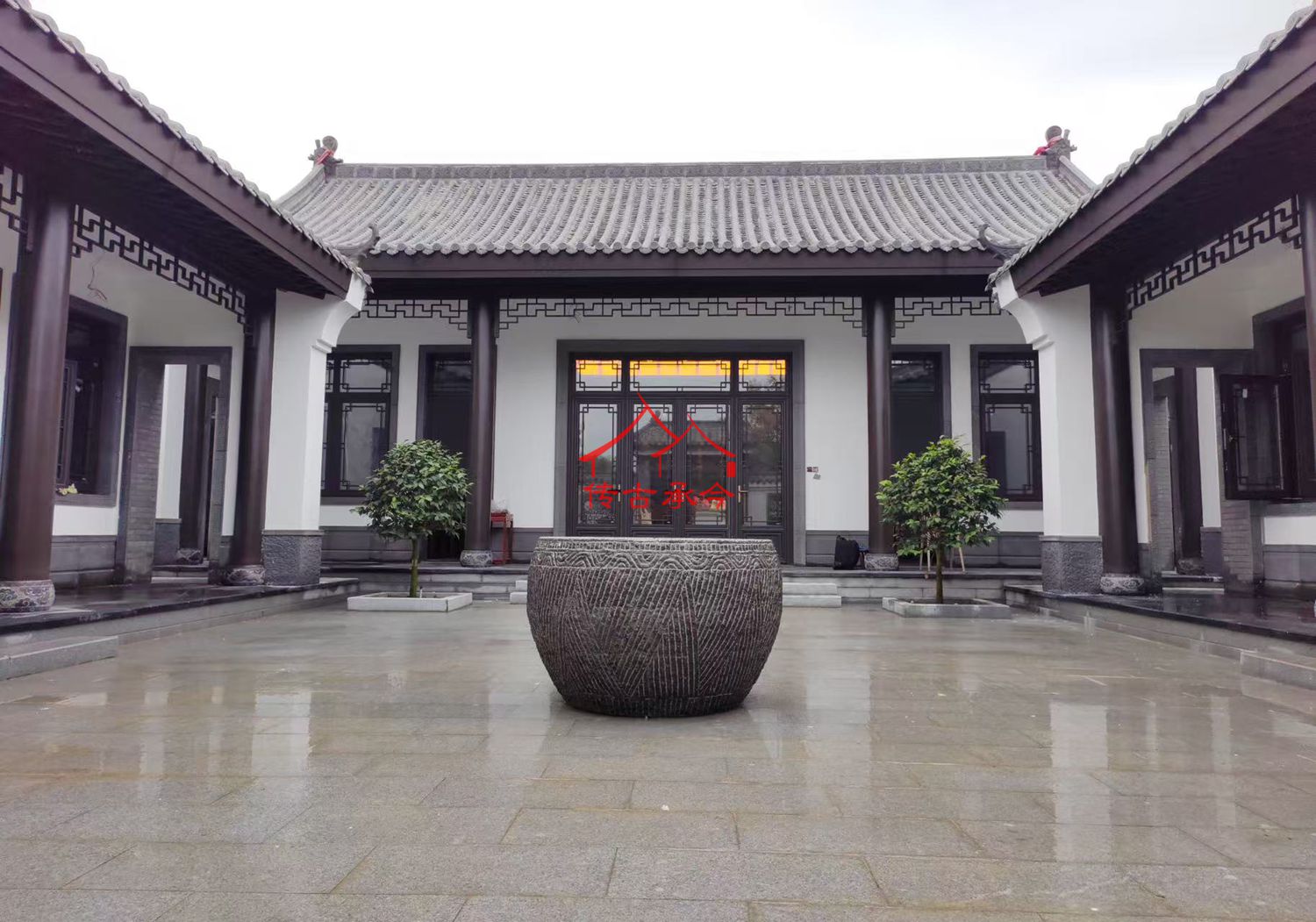 中式四合院庭院白墻灰瓦裝修 格柵連廊設計