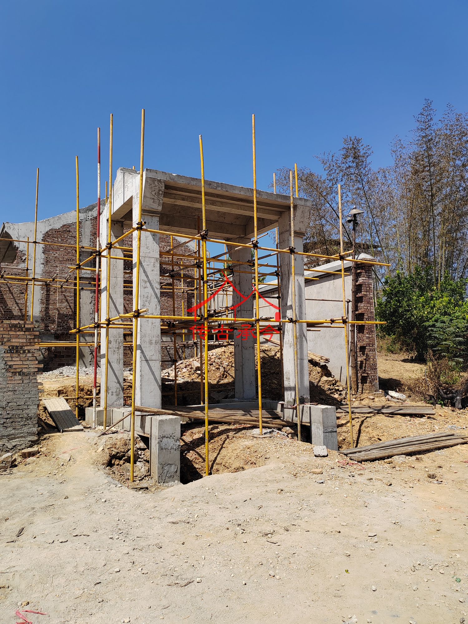 農(nóng)村別墅門頭搭建、腳手架施工現(xiàn)場、磚混結(jié)構(gòu)門頭框架