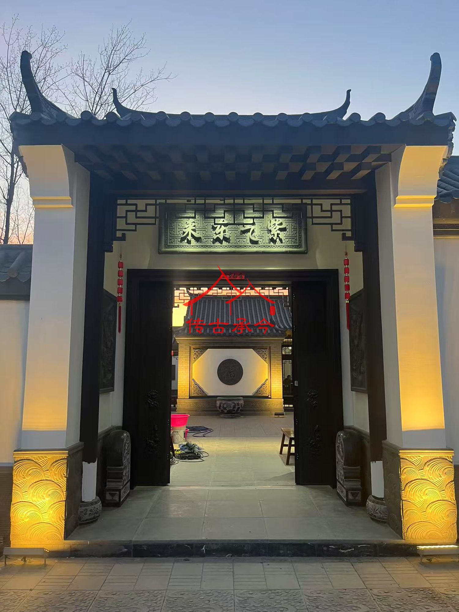 傍晚的中式門樓