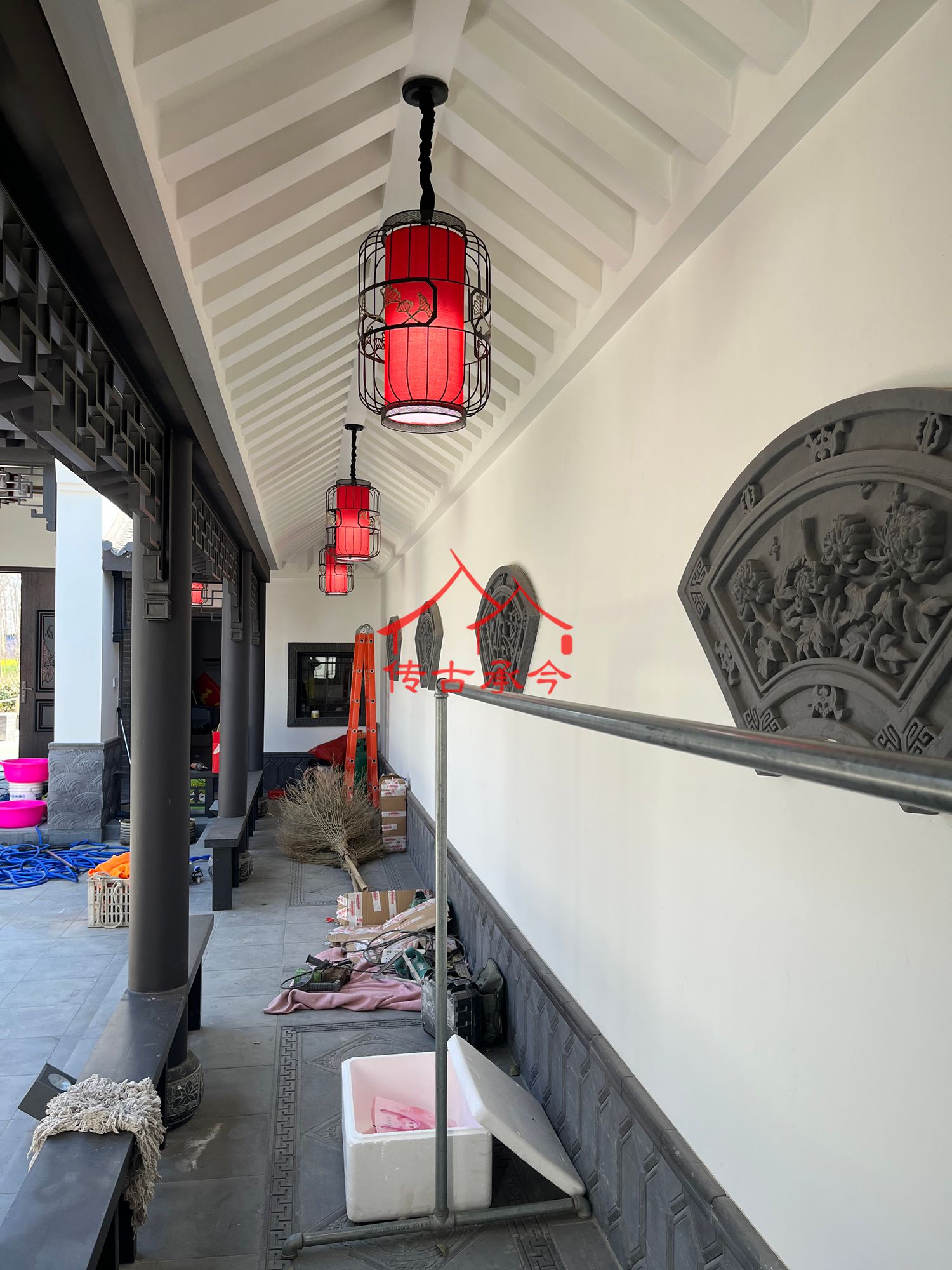 施工中的長(zhǎng)廊實(shí)景