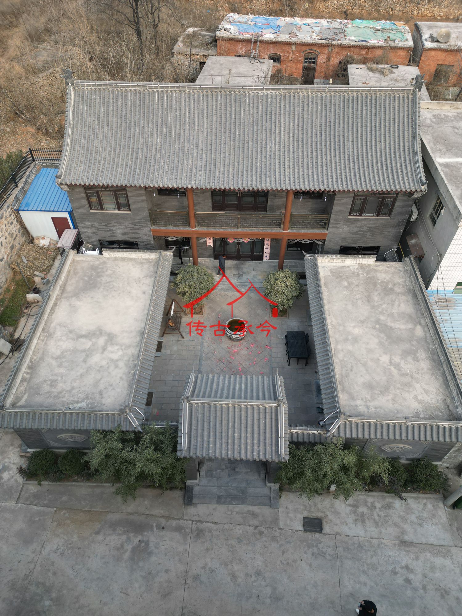 灰瓦、青磚、中式門窗、飛檐斗拱、雕梁畫棟、中式屋檐、圓形飾件