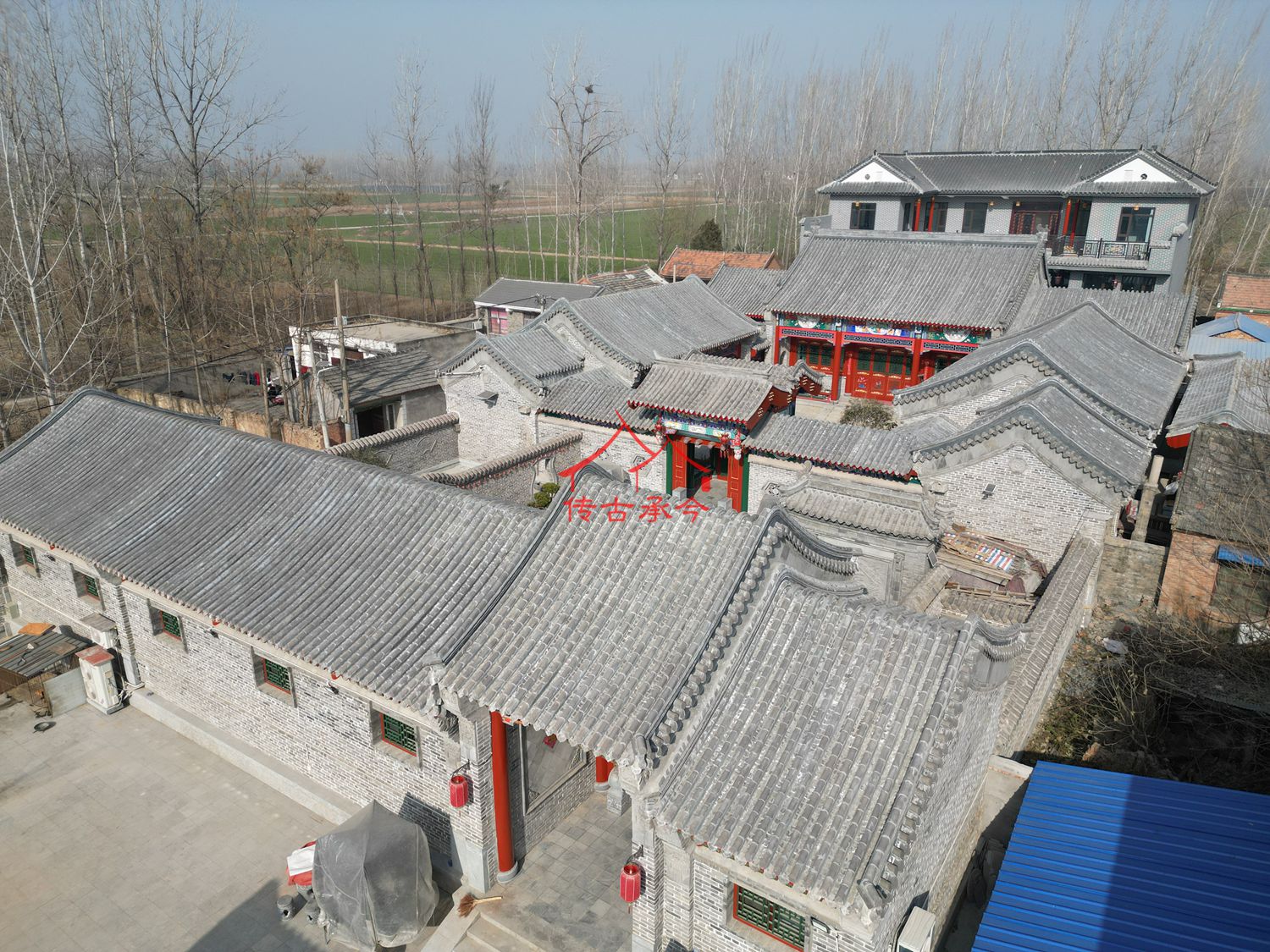 對稱式中式合院航拍、傳統(tǒng)宅院屋頂布局、朱紅裝飾中式建筑