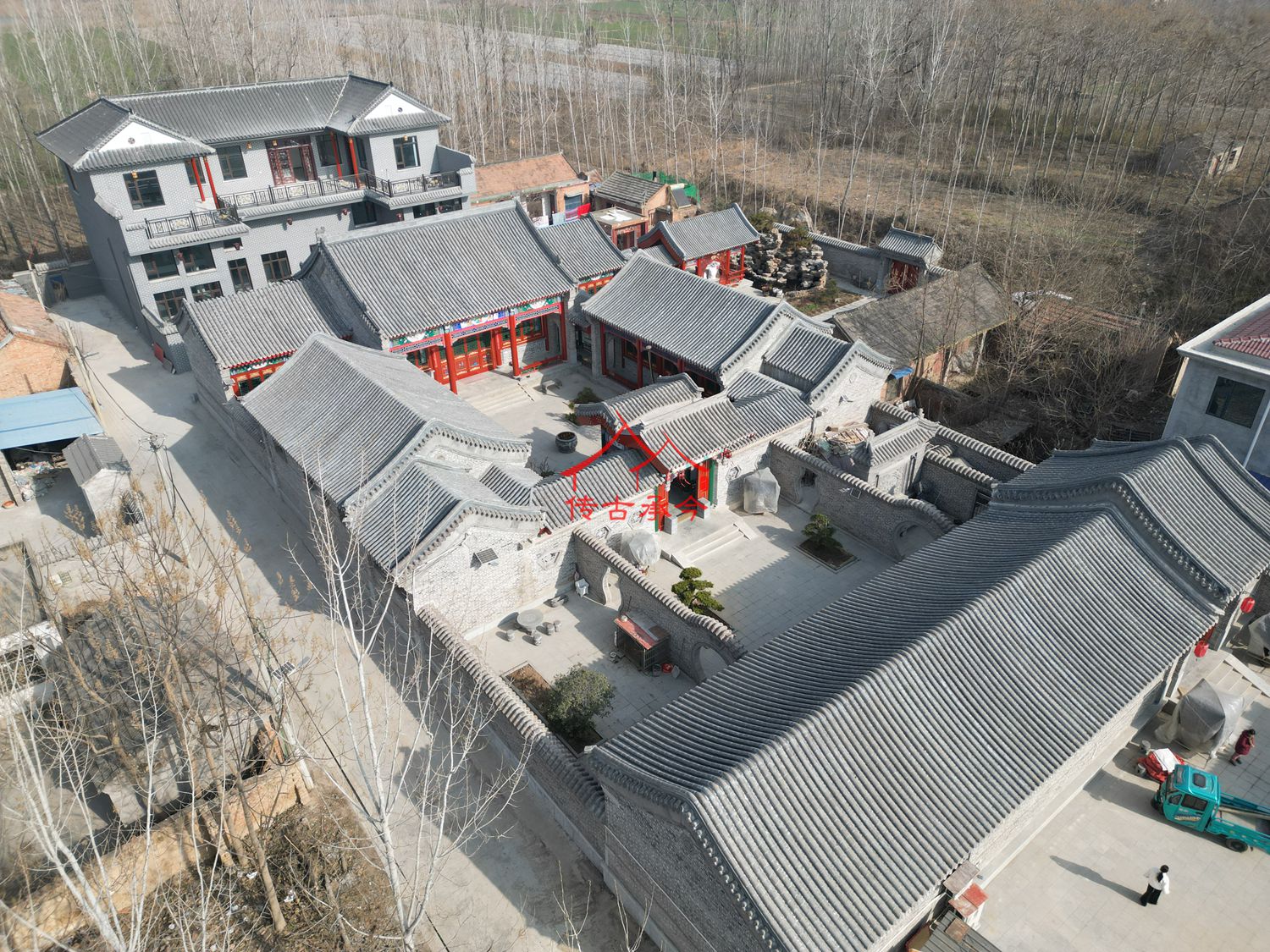 灰瓦屋頂合院、青磚外墻宅院、中式庭院景觀布局