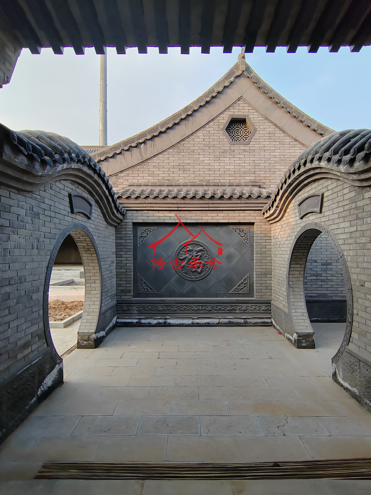 新中式雙月亮門(mén)設(shè)計(jì)、傳統(tǒng)磚雕影壁案例、合院對(duì)稱(chēng)空間布局