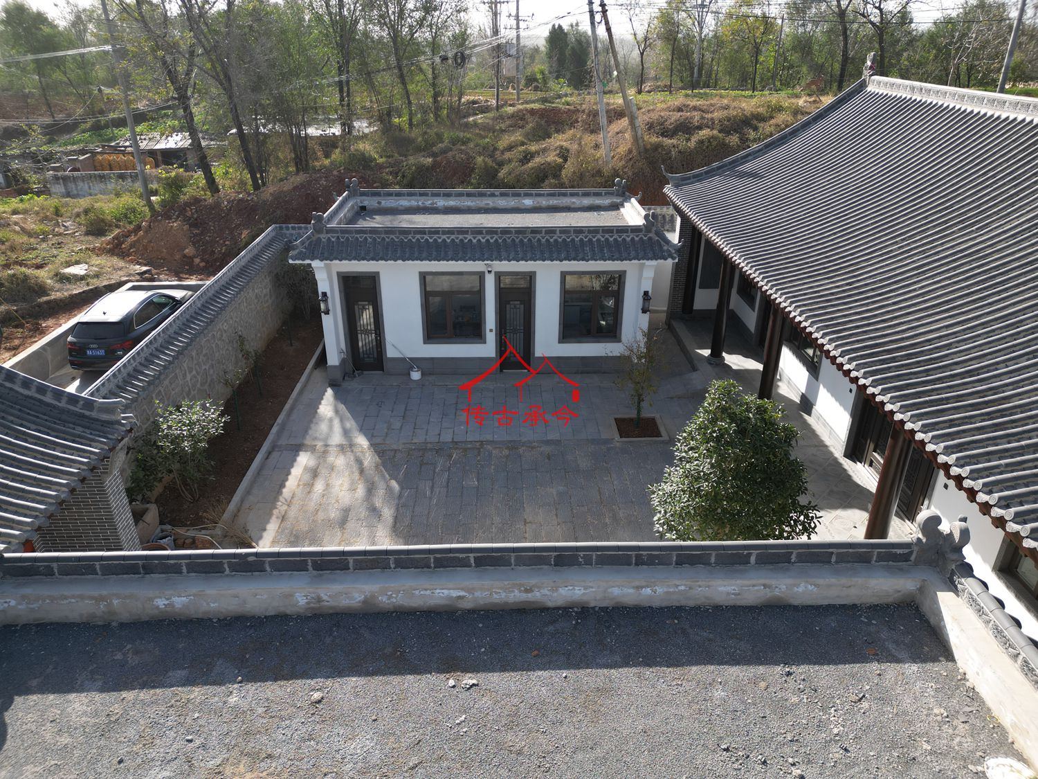 平頂出檐西廂房及庭院