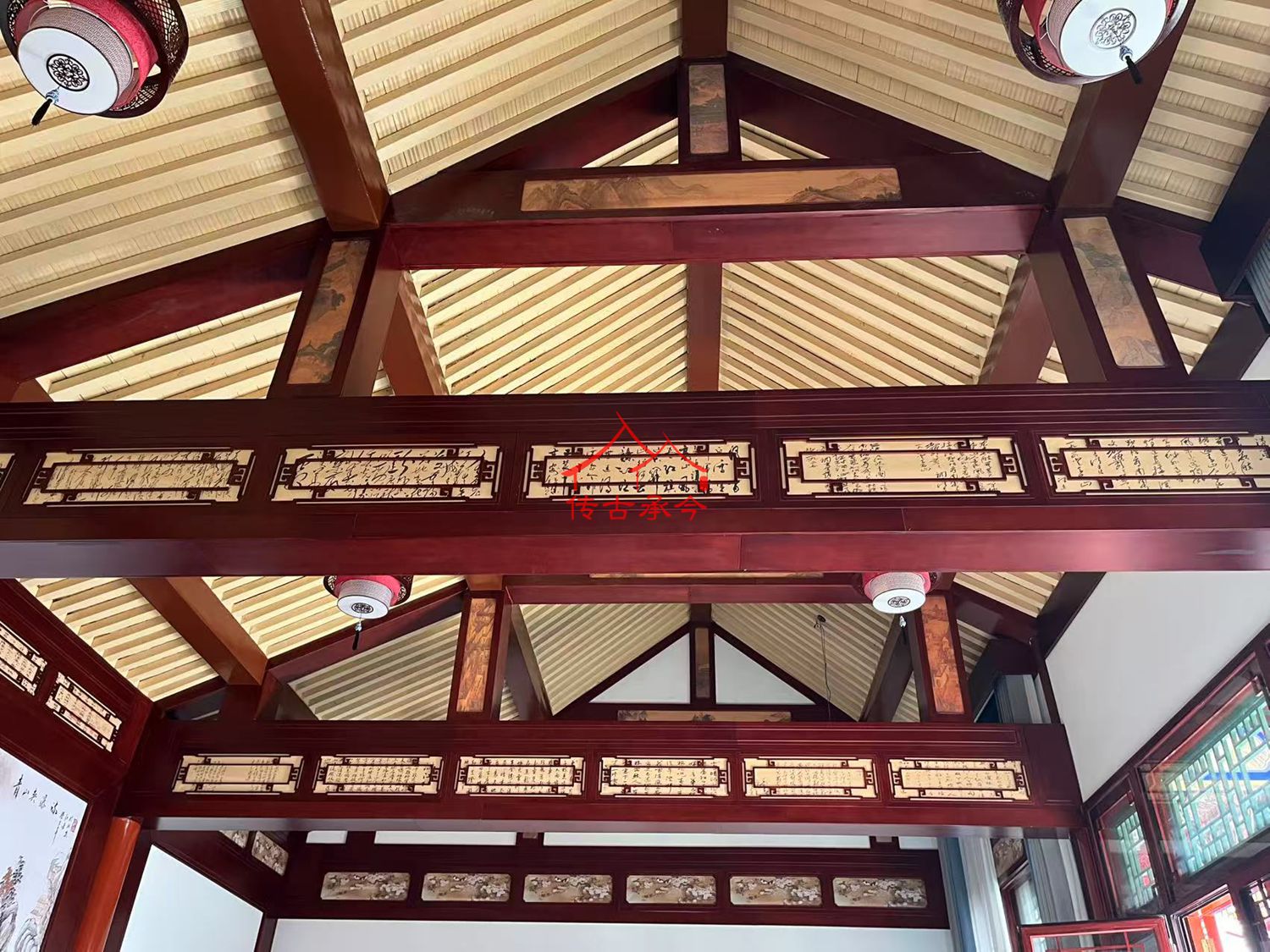 中式合院室內(nèi)裝飾、傳統(tǒng)宅院堂屋梁架、朱紅漆木梁、