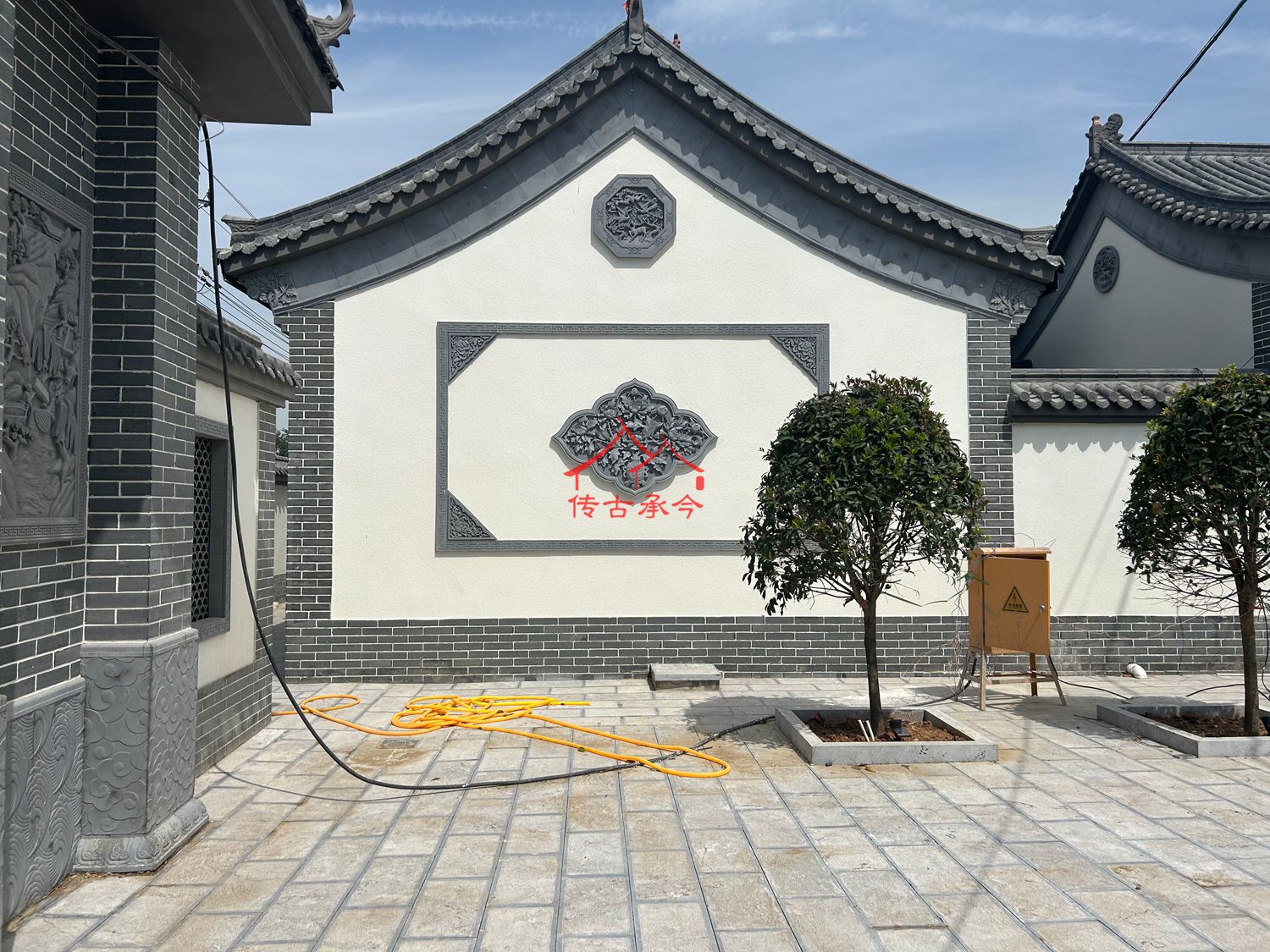 白墻青磚中式影壁、合院如意紋磚雕照壁