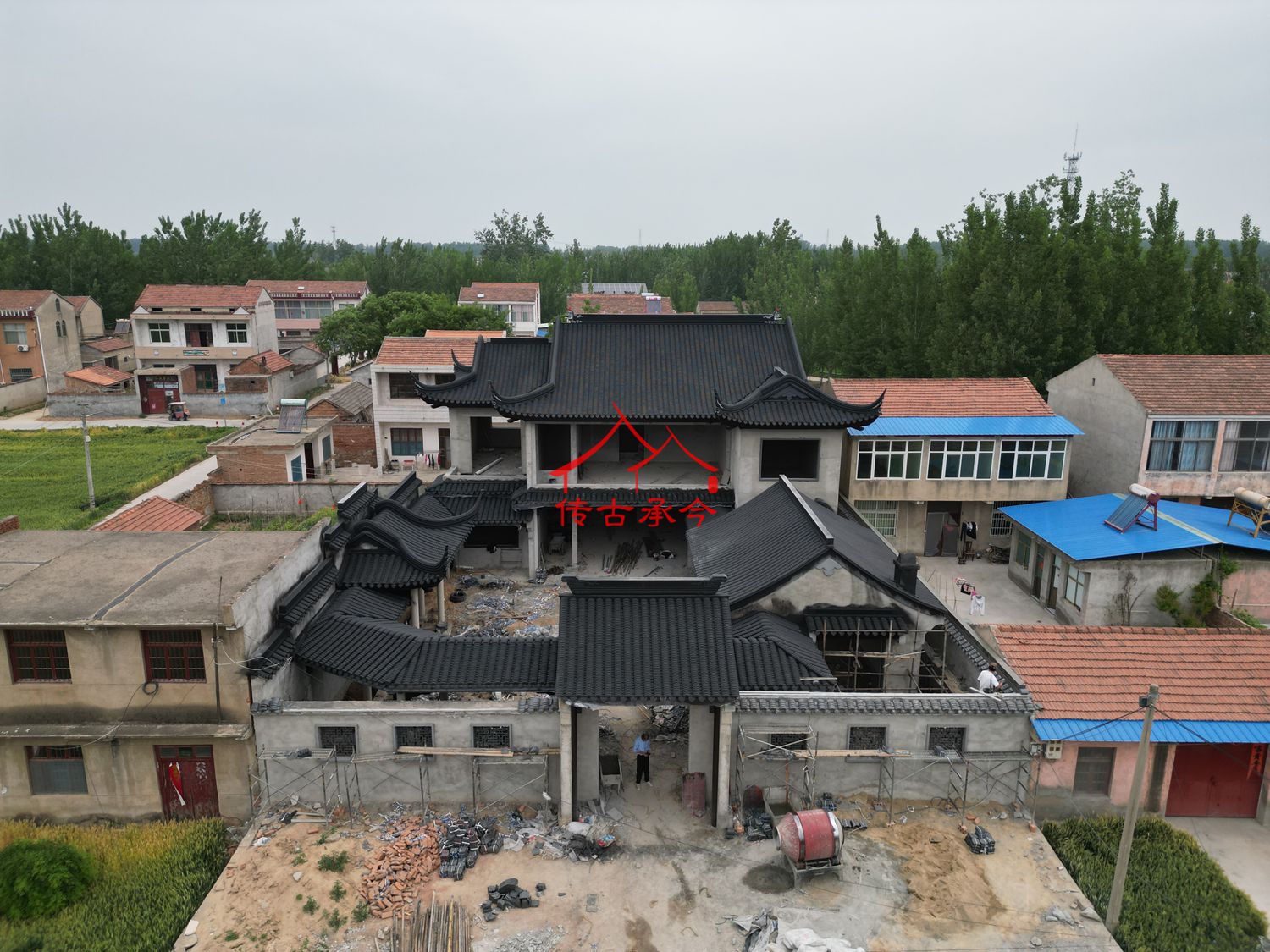 居中設(shè)置庭院，利用 20m 面寬形成開闊的采光與活動空間；