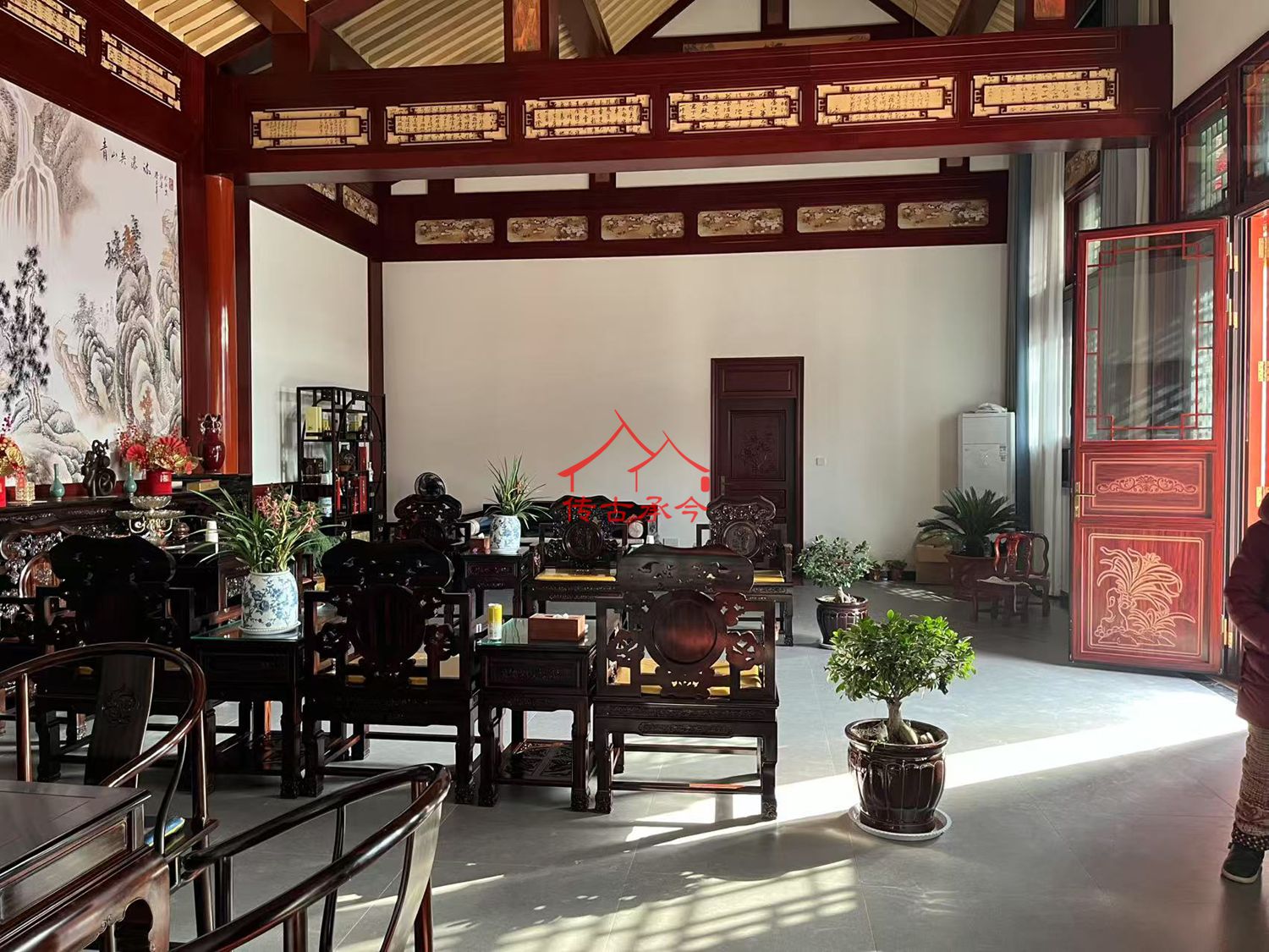 農(nóng)村自建房中式堂屋、中式客廳紅木家具布置、傳統(tǒng)梁架裝飾現(xiàn)代客廳