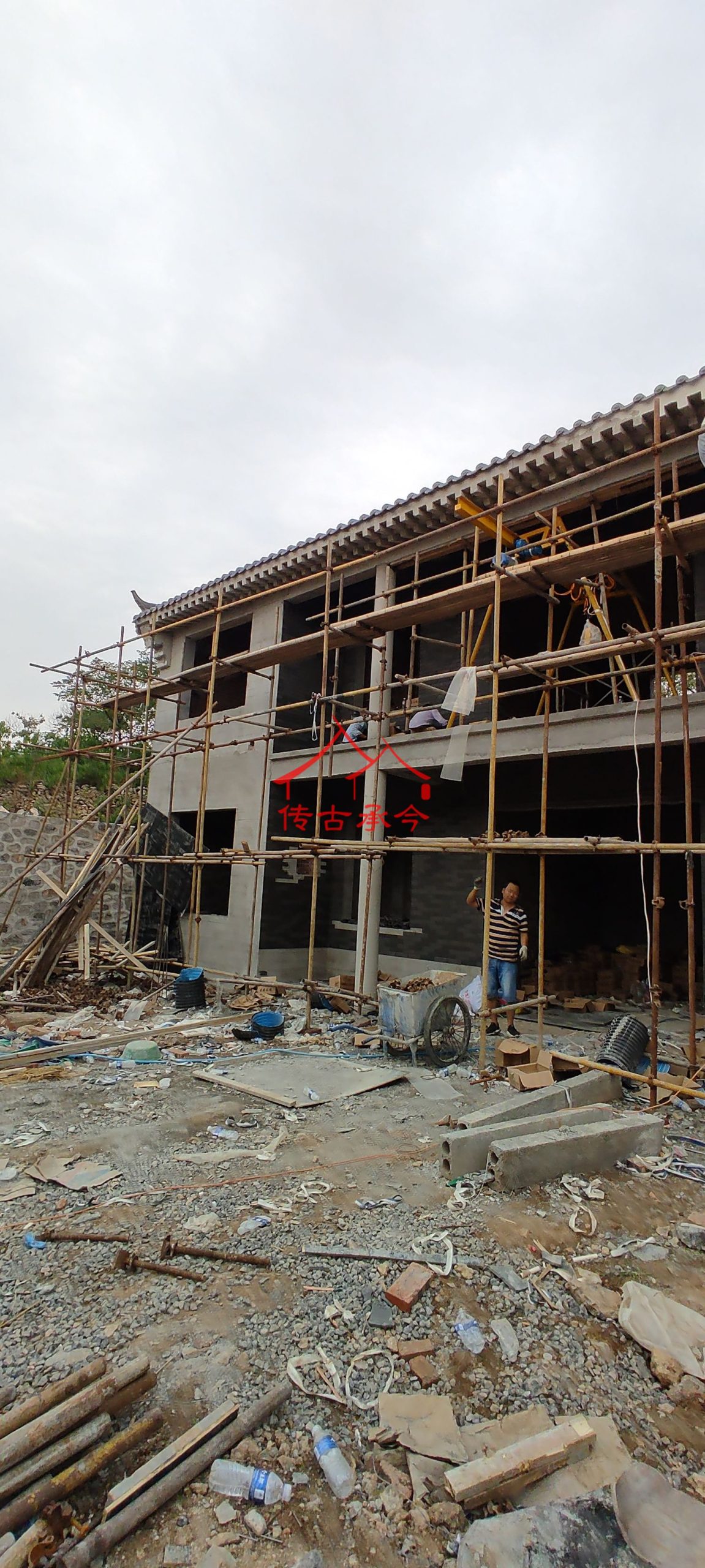 多層中式合院施工、青磚灰瓦建筑半成品、傳統(tǒng)風(fēng)格民居主體施工