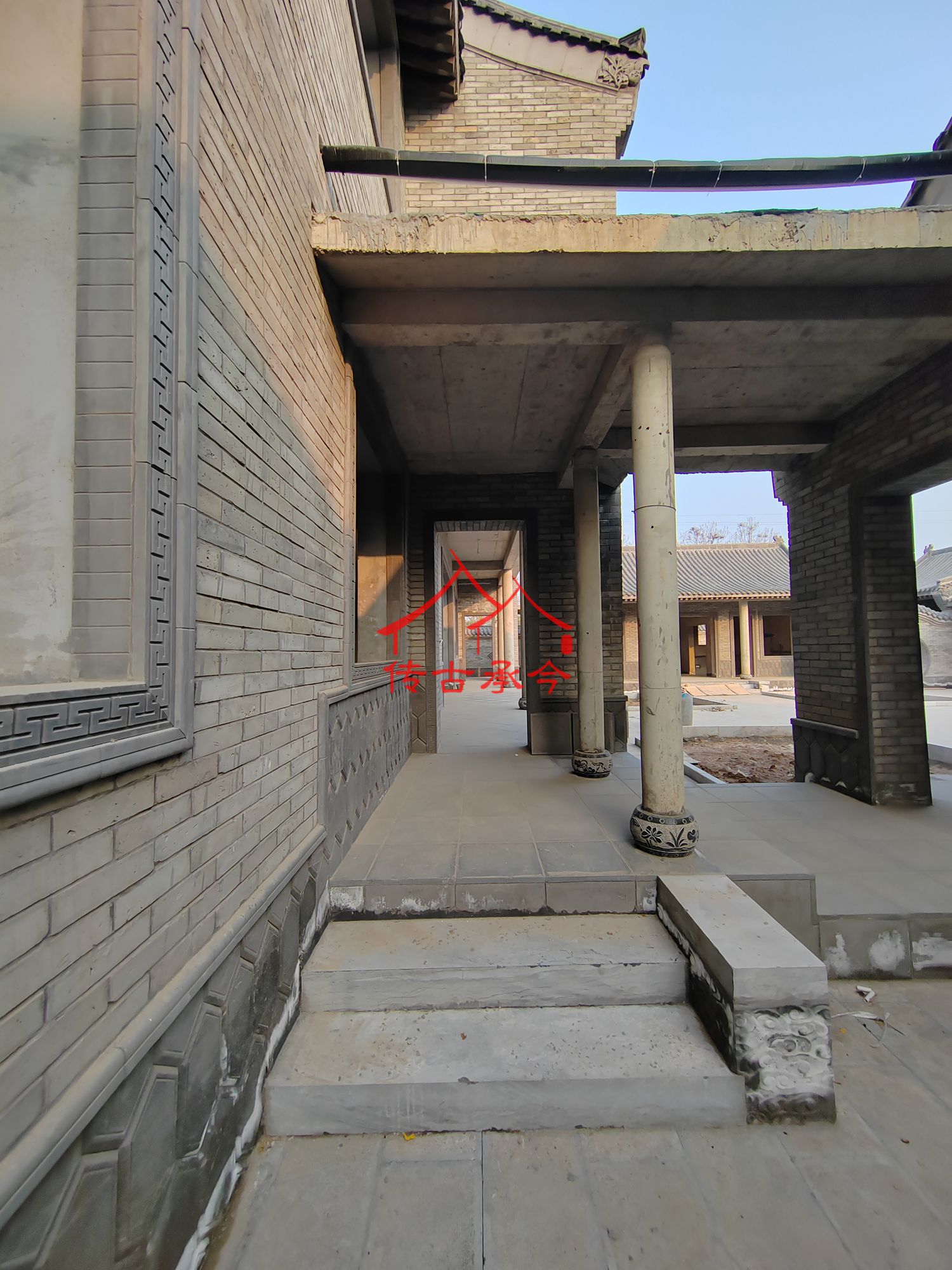 裝飾柱礎(chǔ)圓柱、石材門(mén)廊臺(tái)階、青磚門(mén)廊墻體