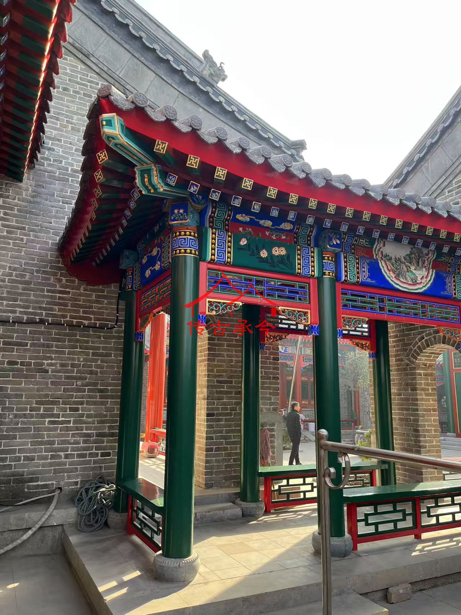 中式彩繪亭廊、傳統(tǒng)宅院連廊裝飾、鄉(xiāng)村合院彩繪連廊、新中式亭廊裝修、新中式仿古亭廊設(shè)計、古建彩繪實景案例