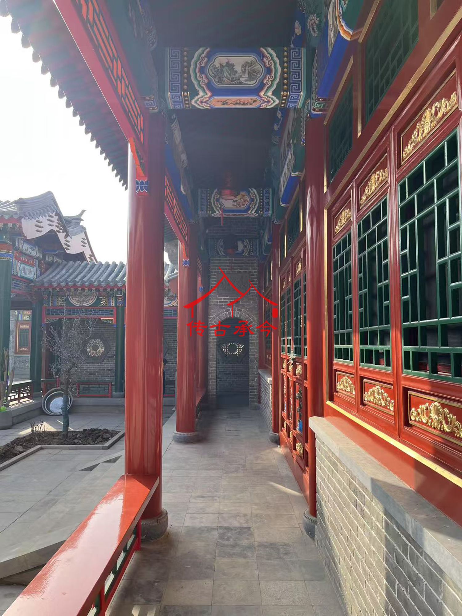 中式彩繪連廊、傳統(tǒng)四合院抄手游廊、仿古宅院庭院連廊、鄉(xiāng)村合院連廊裝飾、新中式宅院走廊空間