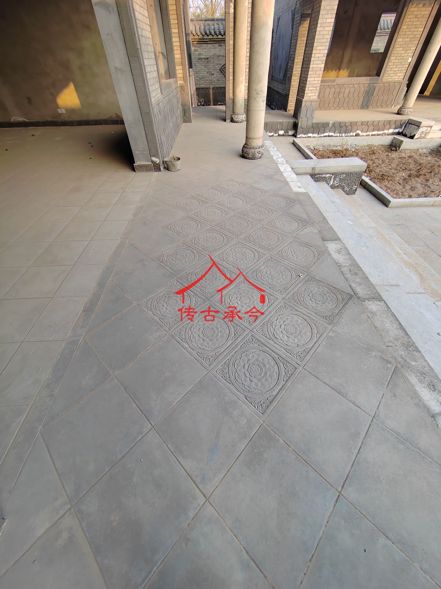 裝飾柱礎(chǔ)圓柱、石材門(mén)廊臺(tái)階、青磚門(mén)廊墻