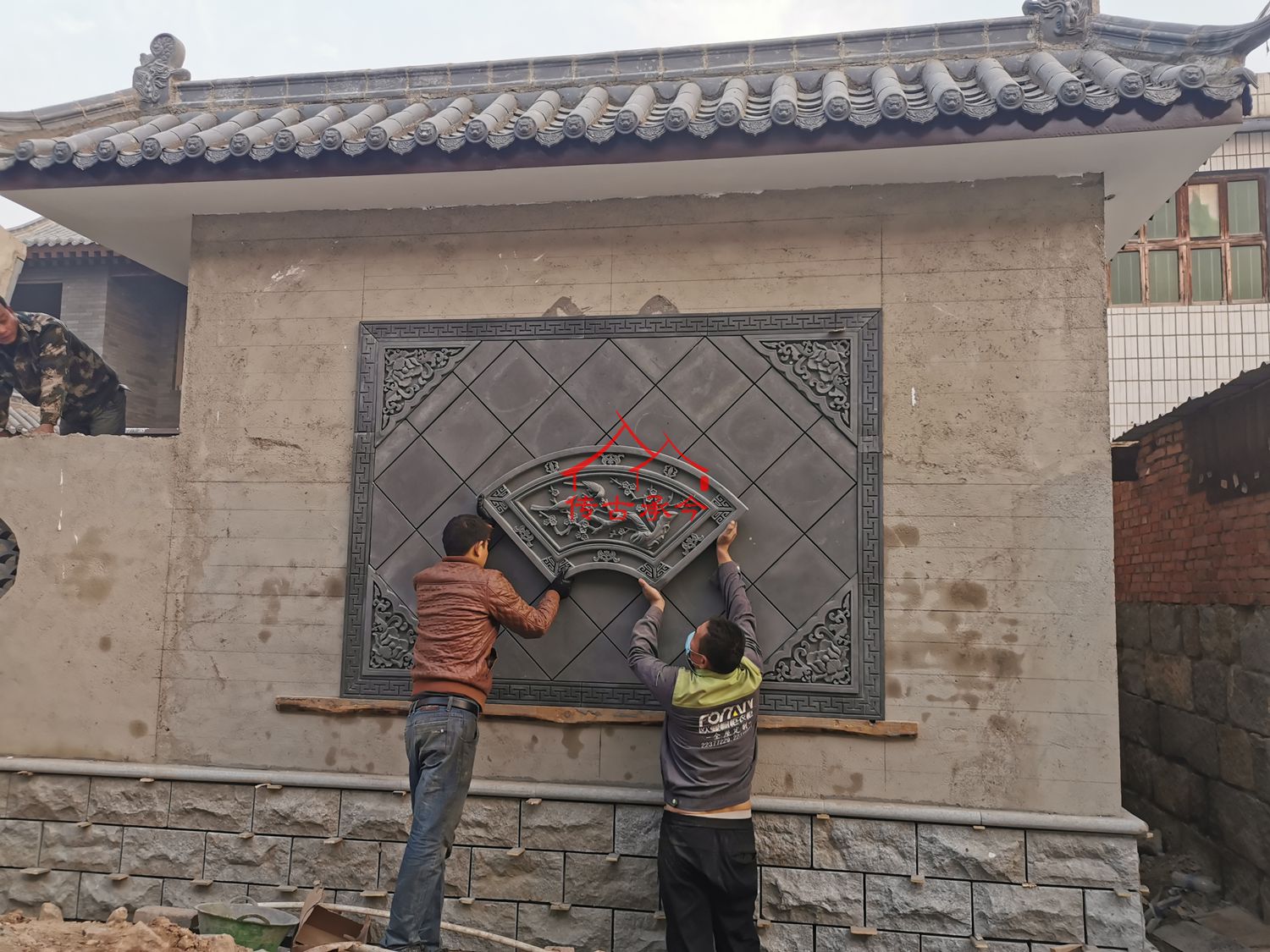 鄉(xiāng)村自建房磚雕裝飾施工、中式合院照壁裝修青磚磚雕照壁、中式仿古磚雕、傳統(tǒng)建筑墻面磚飾