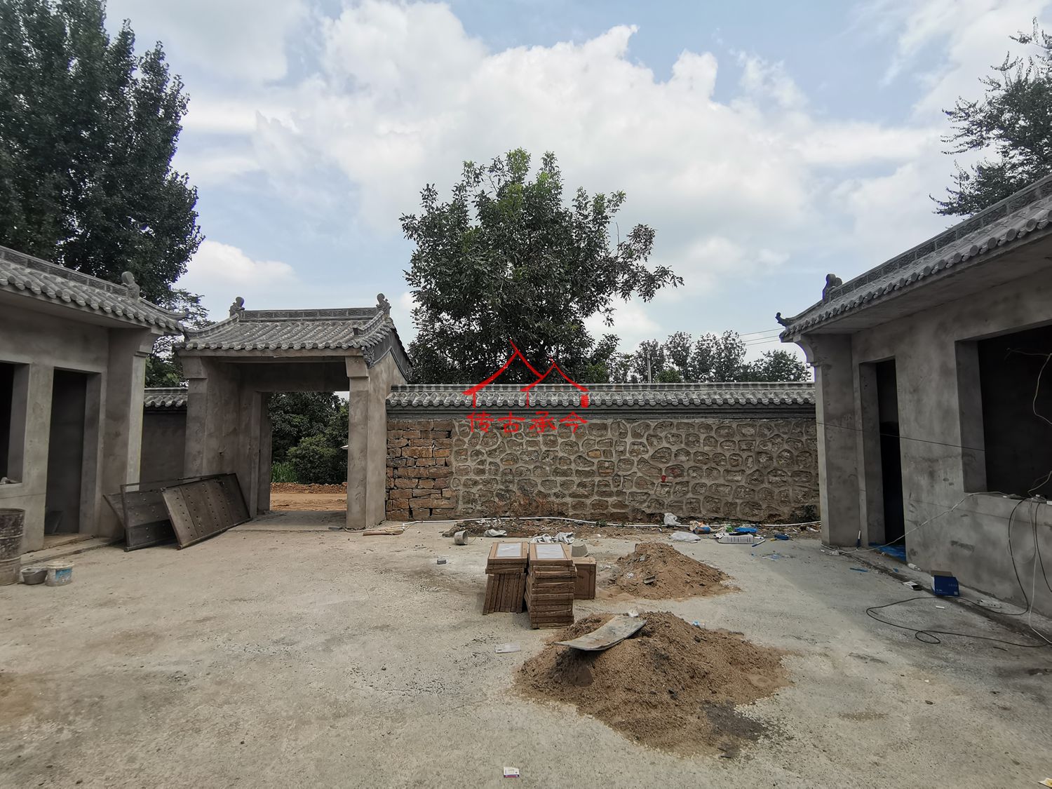 中式傳統(tǒng)院落的大門區(qū)域施工中實景