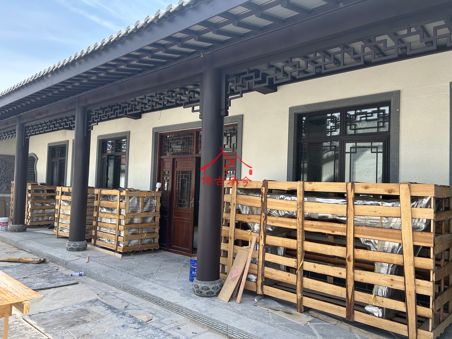 中式檐廊 回紋格柵、江南風(fēng)建筑 黑柱白墻檐廊