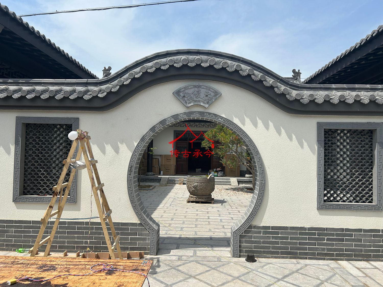 式庭院 灰瓦弧形月洞門、傳統(tǒng)合院 格柵窗配圓門洞