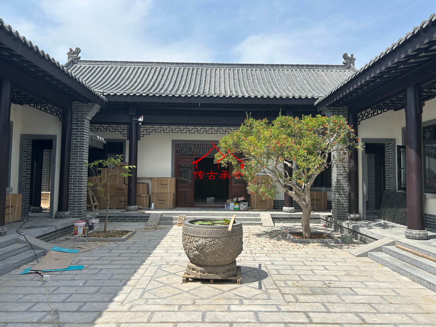 中式合院正房 灰瓦黑柱、傳統(tǒng)民居 白墻青磚門頭